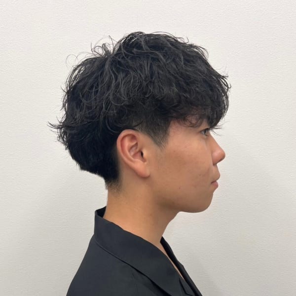 緩め波巻きパーマ 刈り上げ マッシュ