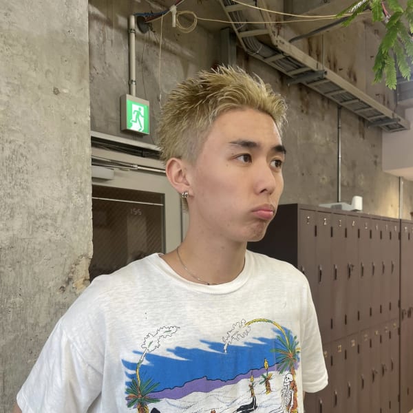 鈍いブロンドとスパイキーショート