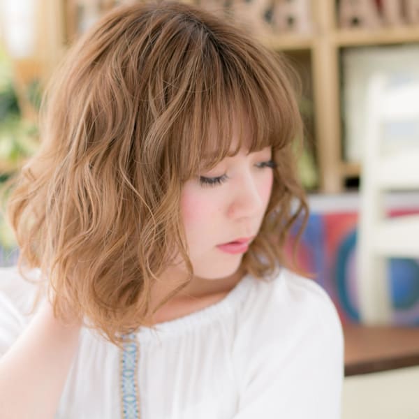 大人可愛いハイライトカラーくせ毛風小顔ボブ ボブパーマ