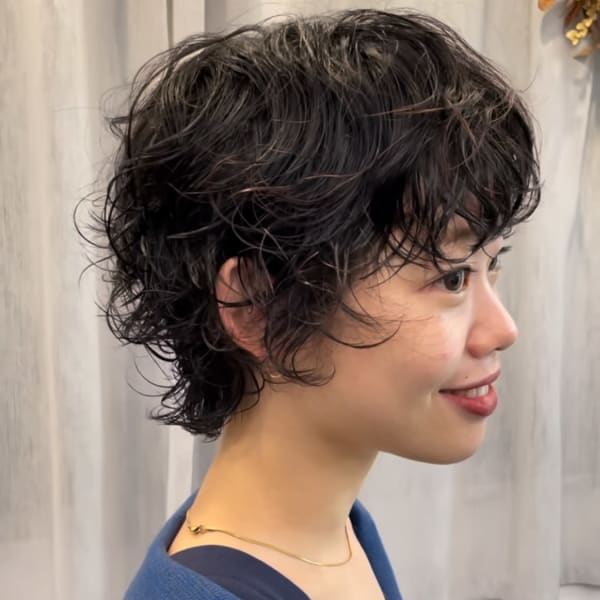パーマでラフな動きをつけたショートウルフスタイル