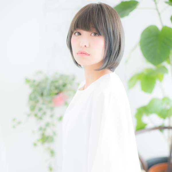 ぱっつんボブ×オリーブグレージュ