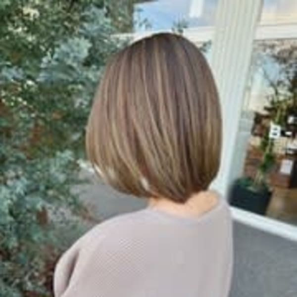 小顔切りっぱなしボブマッシュショートエモージュ白髪ぼかし