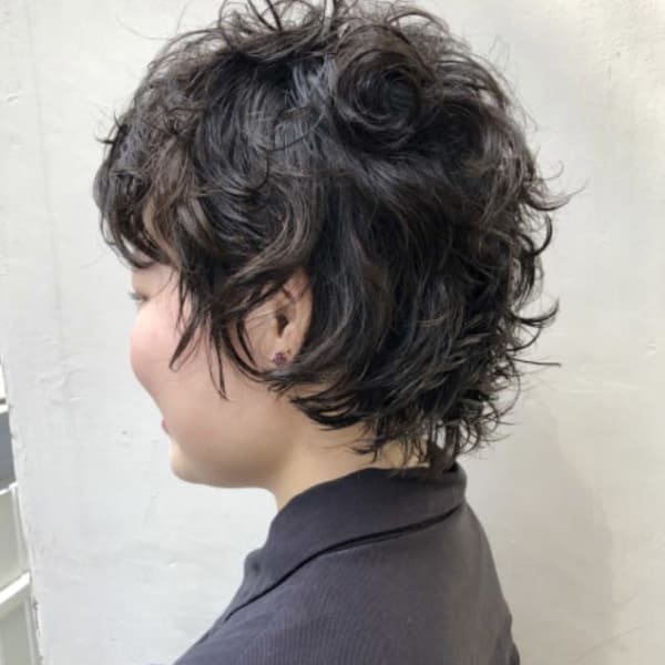 クセ毛風クリクリ無造作パーマウルフショートカット