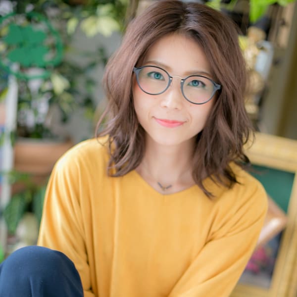 大人かわいい小顔センターパート波巻きミディ アッシュオリーブ