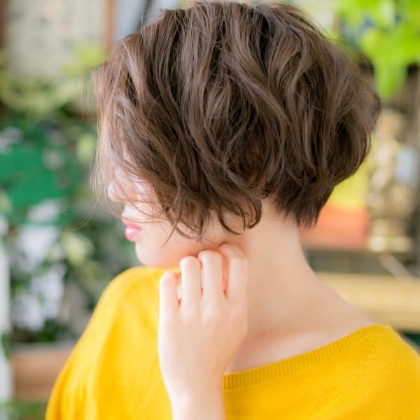 アンニュイ顔…前下がりくせ毛風エアリーボブ アースカラー