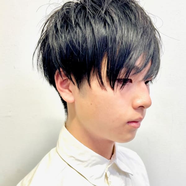 ザクザク毛束感・無造作動きの前下がりメンズショートウルフ髪型