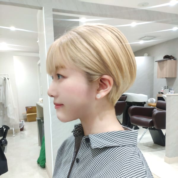 ケアブリーチで作るショートスタイルです。