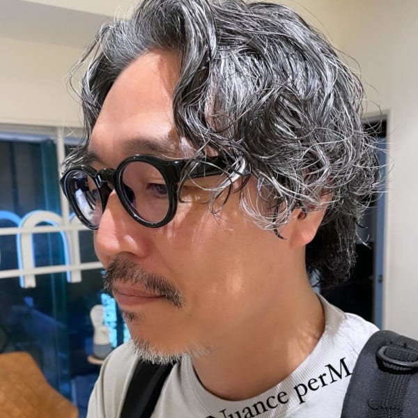 渋カッコいい大人の白髪とパーマスタイル