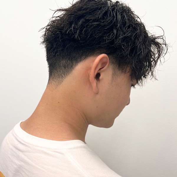 波打ちツイストスパイラル 黒髪 波巻きパーマ 刈り上げ