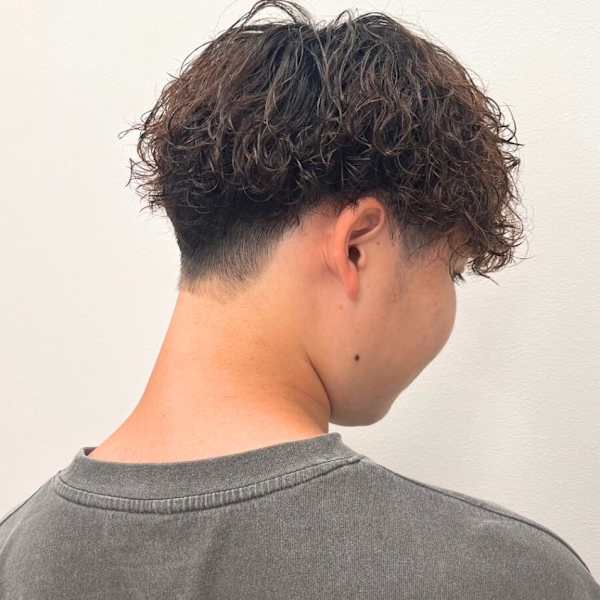強めスパイラルパーマ 刈り上げ 外国人風