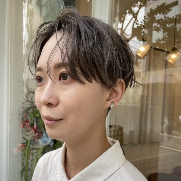 グレージュカラーのメンズライクなショートスタイル