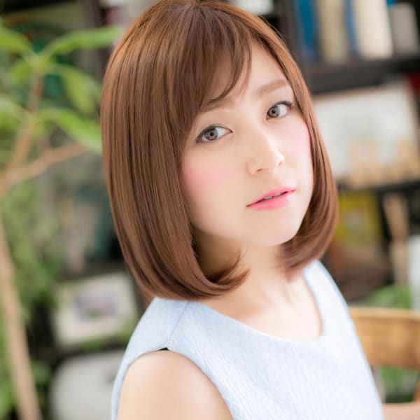 斜めバング大人ハイライト小顔前下がりボブ グレーベージュ