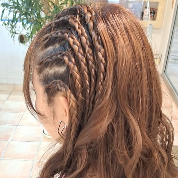 編み込みヘアアレンジ