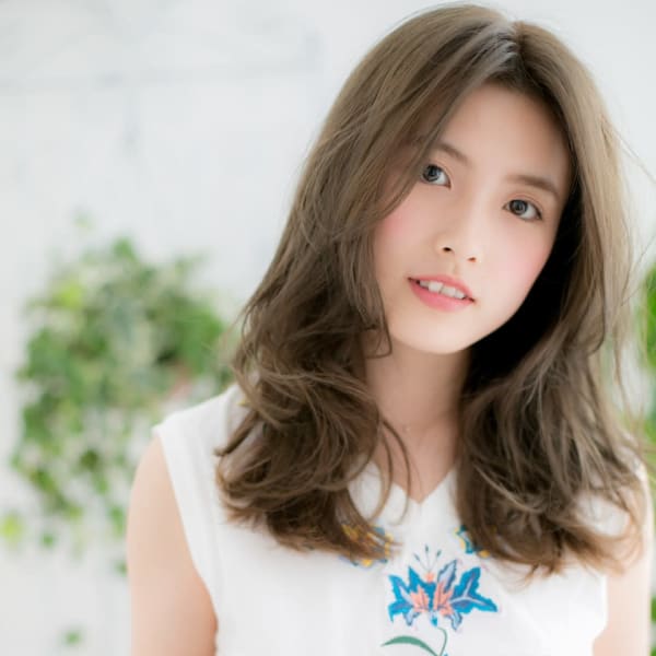 ハイトーンカラーで無造作ウルフロング