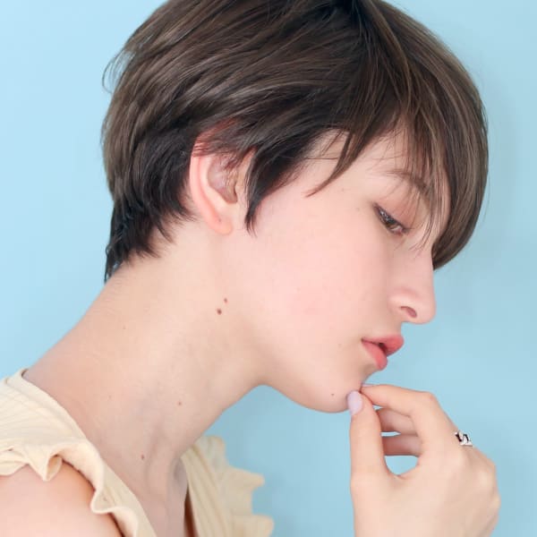 40代デザインカラーオリーブベージュ小顔レイヤーショート