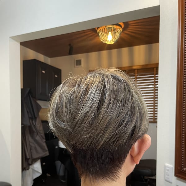 白髪ぼかしハイライトを入れたミセスショートヘアー