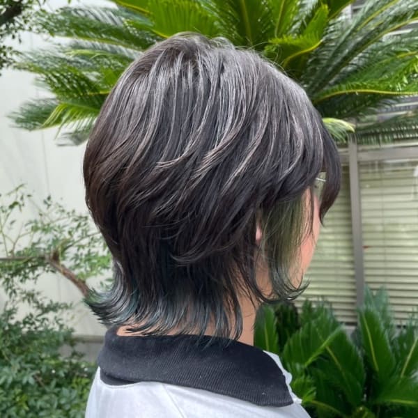 レイヤーボブ　ウルフカット　裾カラー　グリーン