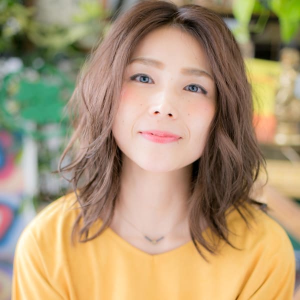 大人かわいい小顔センターパート波巻きミディ　ニュアンスカラー