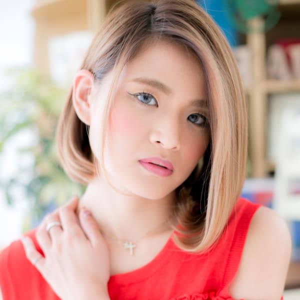 グラデーションカラーツヤ髪前下がり大人ボブ ハイトーンカラー