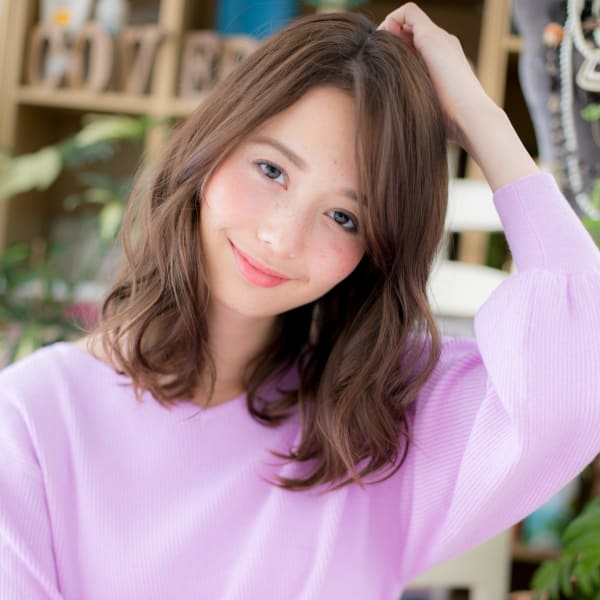 バレイヤージュ外国人風小顔抜け感セミディ　グレーベージュ