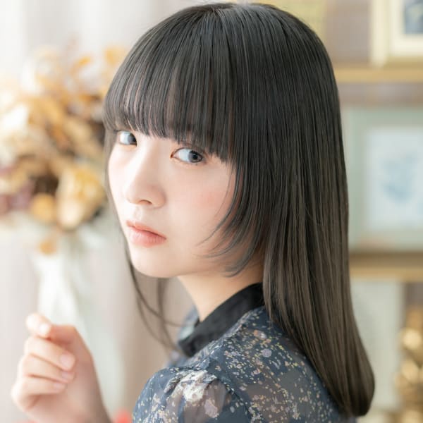 姫カットブルーグレージュ大人ガーリーミディ　ぱっつん前髪