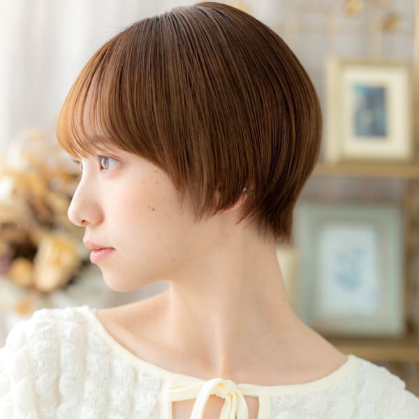 ヘルシースタイル前下がりミニマムショートステップボーンカット