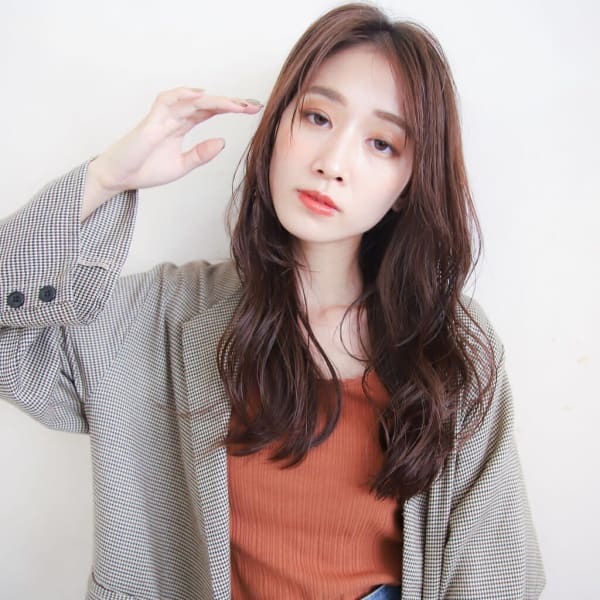 ロング×デジタルパーマ×斜めバング×フェミニン 前髪