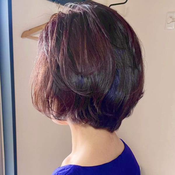 バーガンディカラーで大人女子ボブ