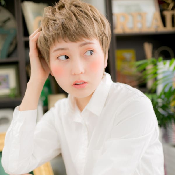 ハイライトオン眉くせ毛カット小顔ネオウルフ　ヘルシースタイル