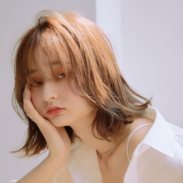 デザインカラー　シルキーベージュ　外ハネ　ハッシュカット|JENNIE by Menon