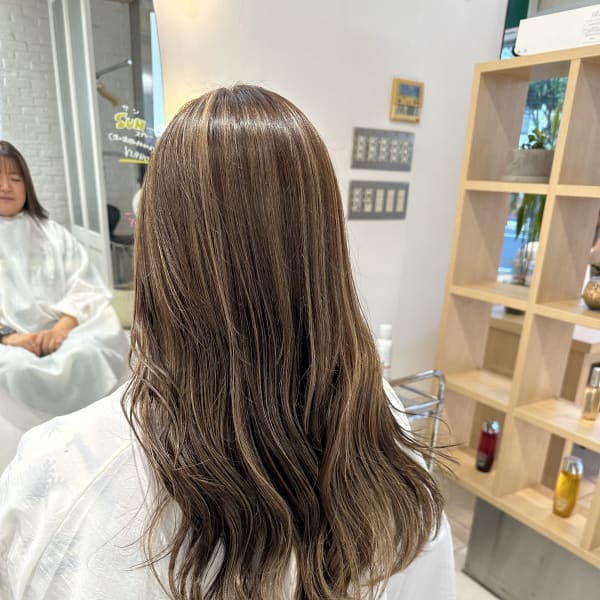 細めの筋感ハイライトカラー