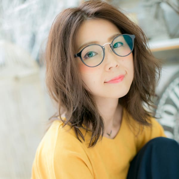 大人かわいい小顔センターパート波巻きミディ　ニュアンスカラー