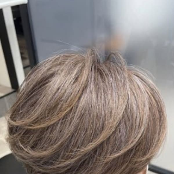 魅せるグレーヘア（白髪率７０％）