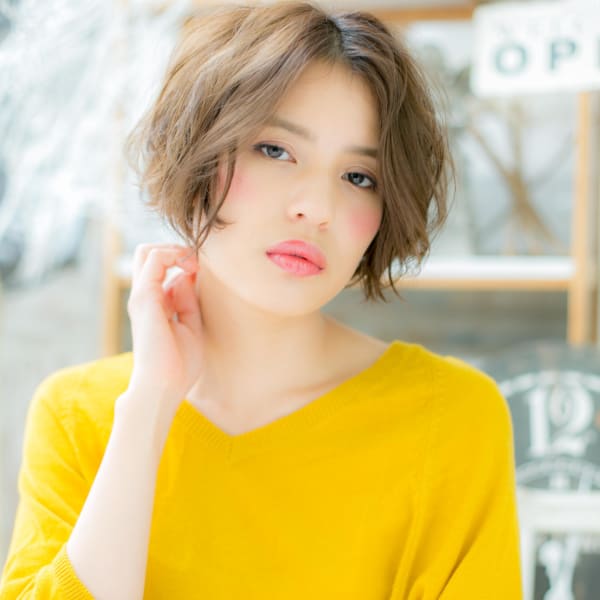 アンニュイ顔…前下がりくせ毛風エアリーボブ　アースカラー