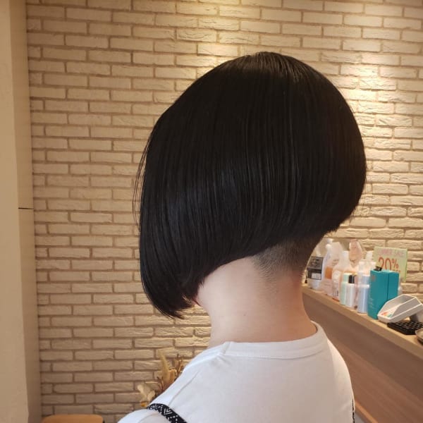 ツーブロック　前下がりボブ　個性的