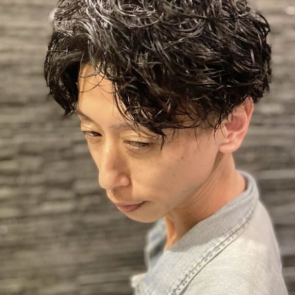 センターパート×スパイラルパーマ