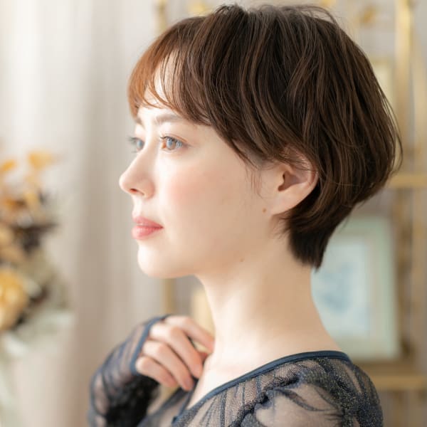 個性的シースルーぱっつん前髪フェミニンボブ カーキベージュ