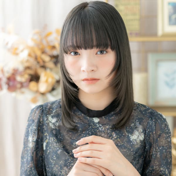 姫カットブルーグレージュ大人ガーリーミディ　グレージュカラー