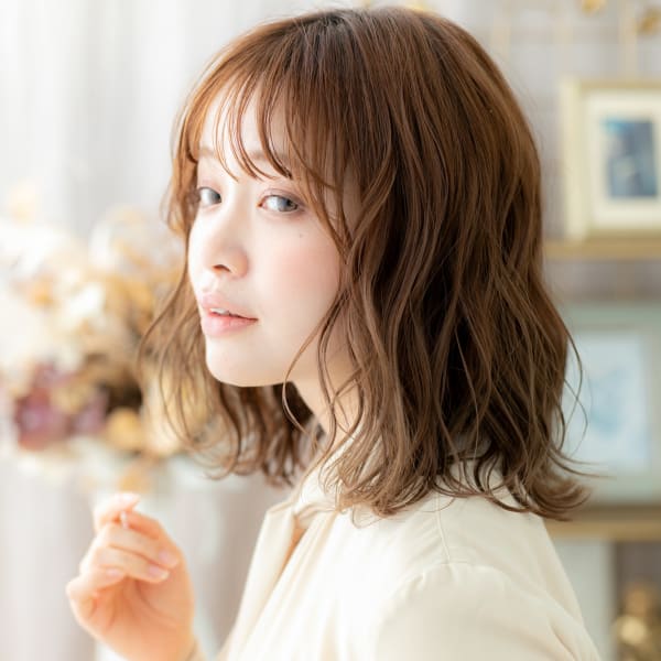 くせ毛風ウェットヘアゆるふわハイライト　ことりベージュ