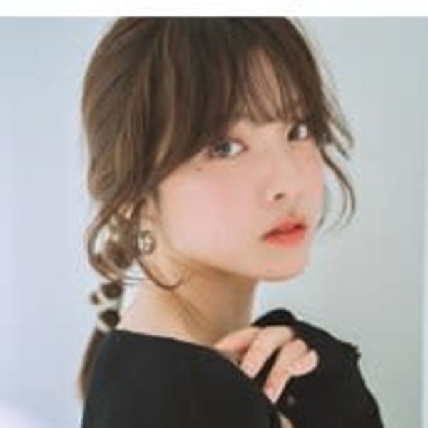 タイトポニーテールヘアアレンジセミロングヘア