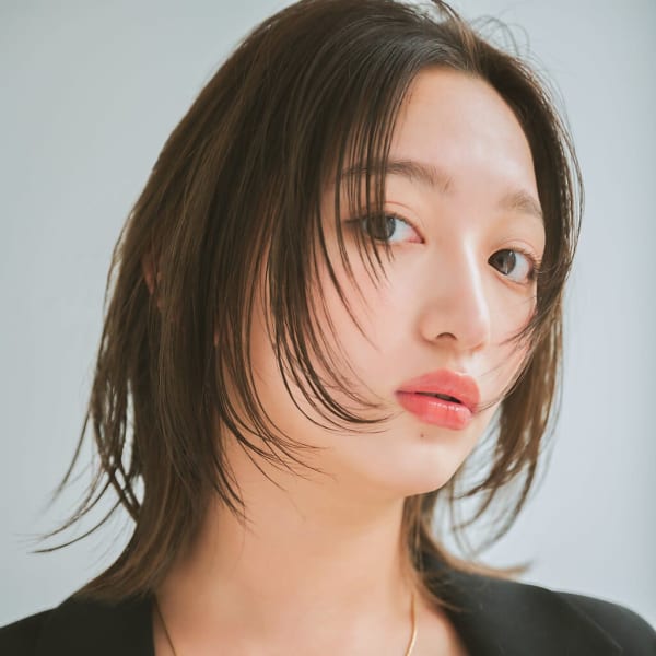 顔まわりレイヤーぱつっとストレートボブ
