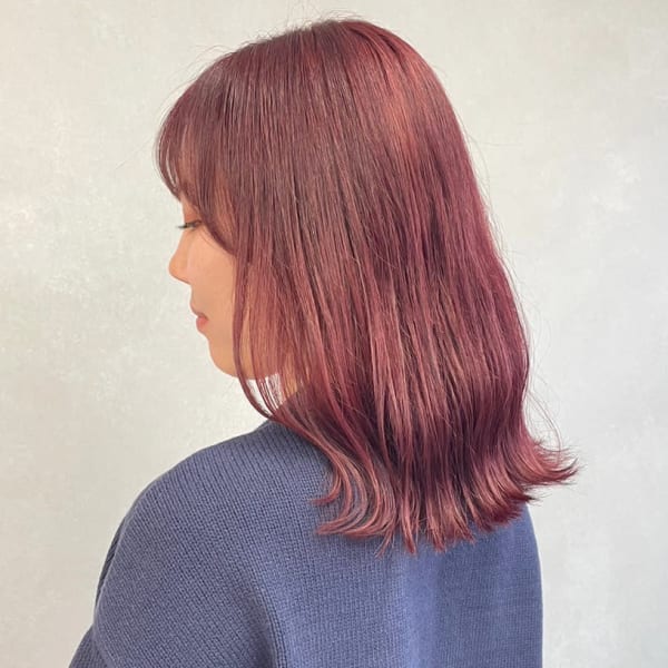 ハイトーンカラーピンクベージュ＊外ハネミディアムヘア|mulah