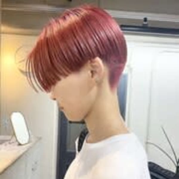 ハイトーンレッドの刈り上げショート