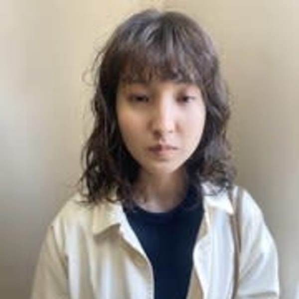 大きめのウェーブのパーマスタイル