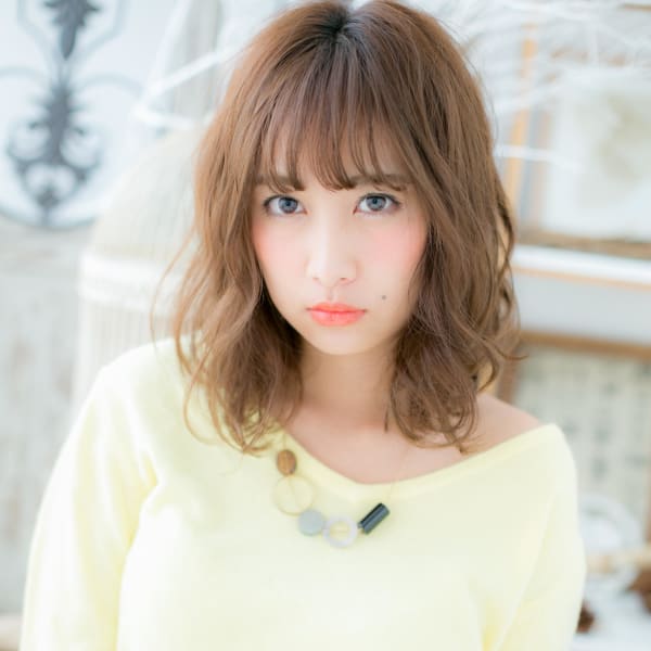 大人可愛い外国人風ハイライトエアリーミディ　アッシュオリーブ