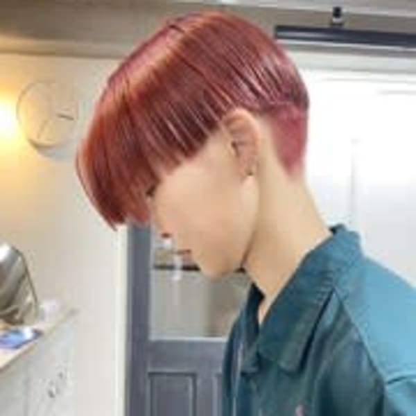 ハイトーンぱっつんショート