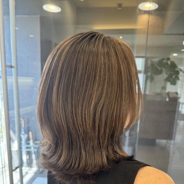 大人女性の白髪ぼかしハイライト