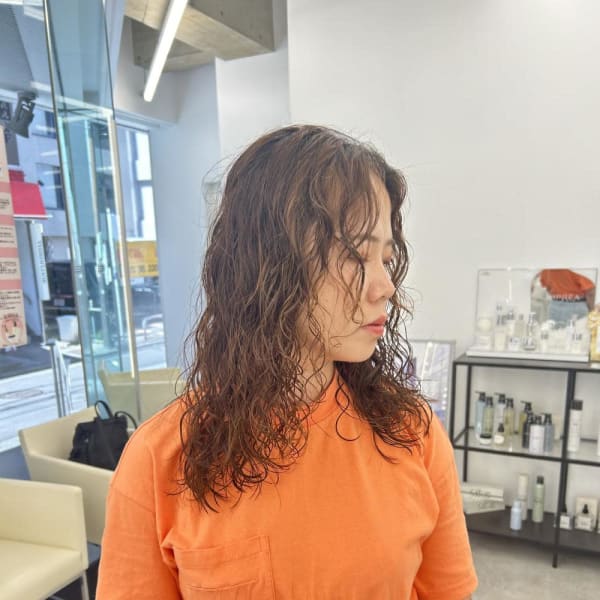 レイヤーカット/ロングパーマ/ウェットヘア|Brown