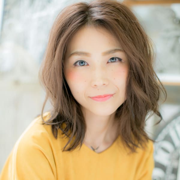 大人かわいい小顔センターパート波巻きミディ　アッシュオリーブ