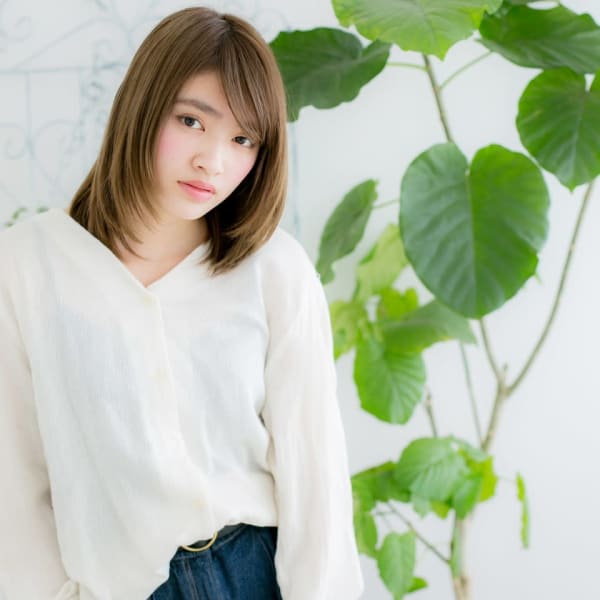 プラチナベージュ×内巻きワンカールボブ